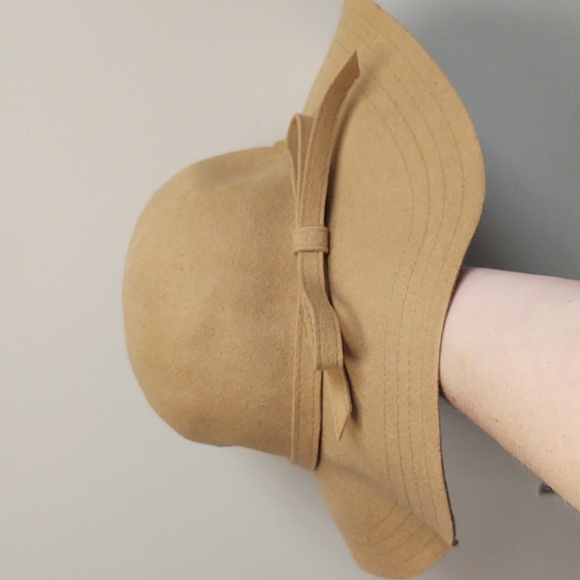 *SALE* EUC Bundle of 2 Women's Black and Tan Wool Hats - Picture 2 of 5